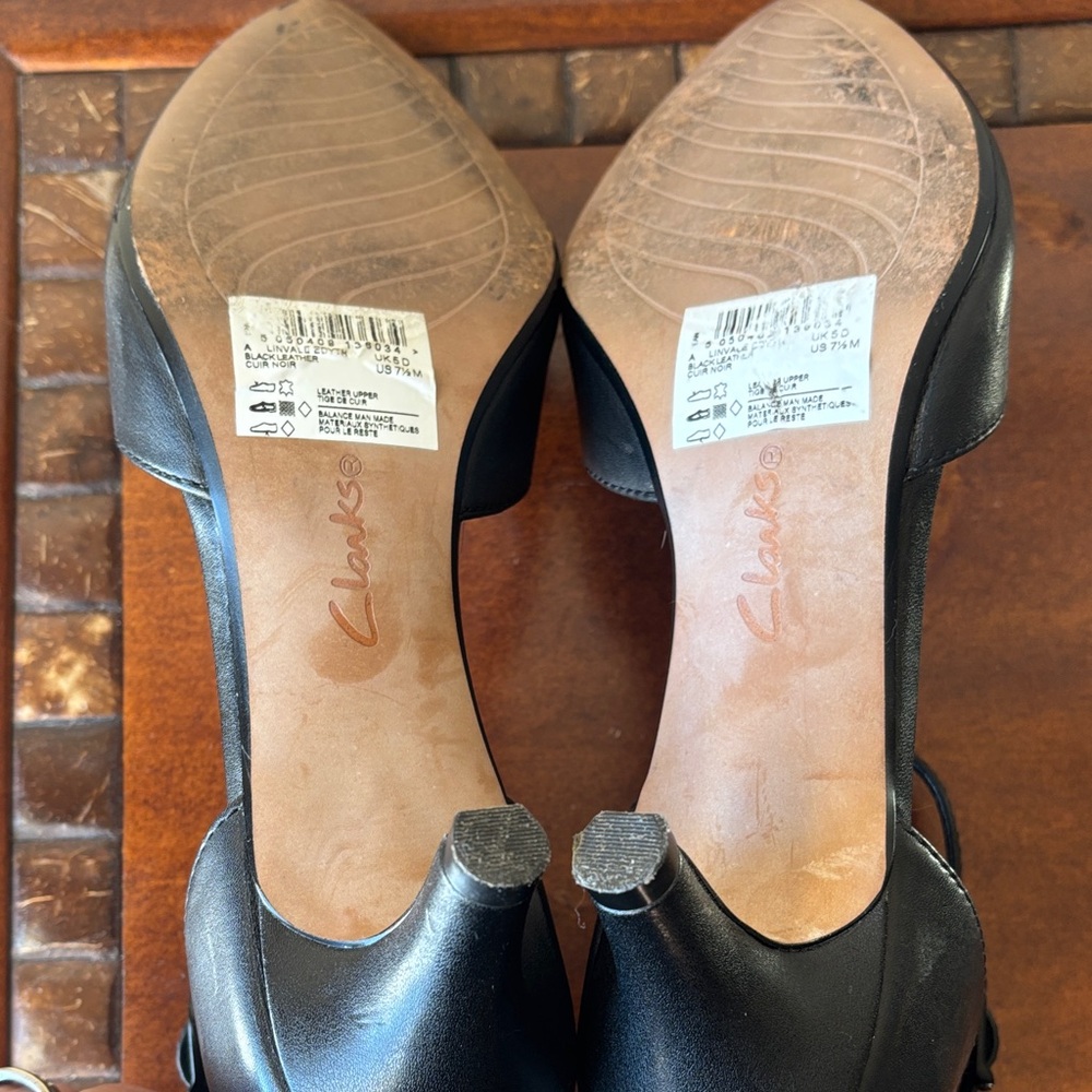 Clarks Linvale Edyth Black Pump with  Ankle Strap and Kitten Heels, size 7.5 - Picture 9 of 9